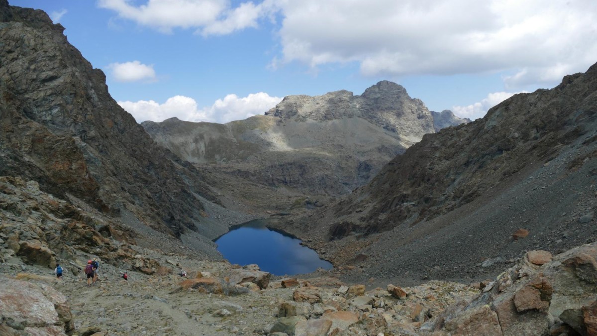 Un des nombreux lacs rencontrés au cours de la boucle : le Lac Gelé (2595m) au pied du Mont Avic.