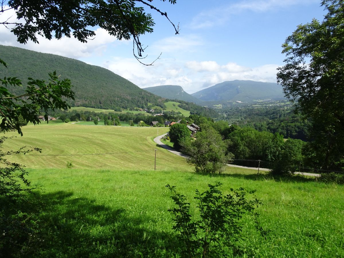 Au loin, le Chéran s'enfonce entre la montagne de Bange et le Semnoz