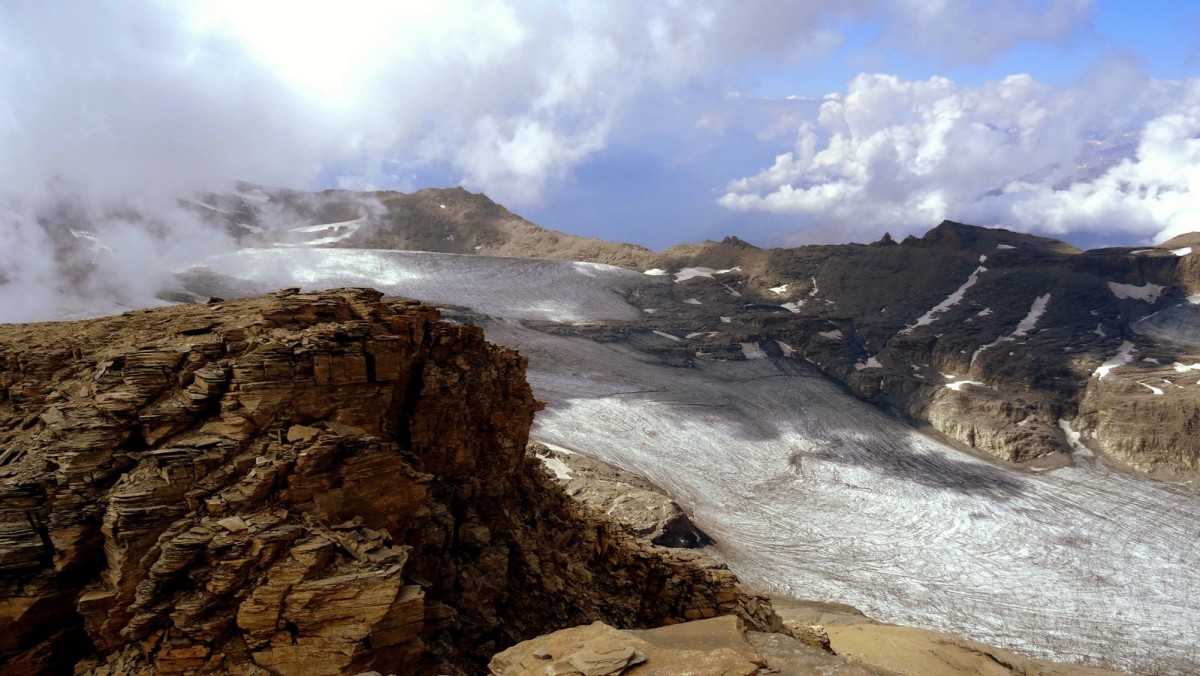 Le glacier de Rochemelon, tout en glace, poursuit sa cure d'amaigrissement. (Photo du sommet.)