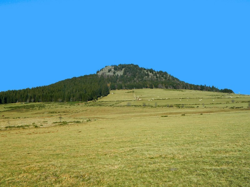 La Roche du Bachat émerge du plateau du Mézenc.