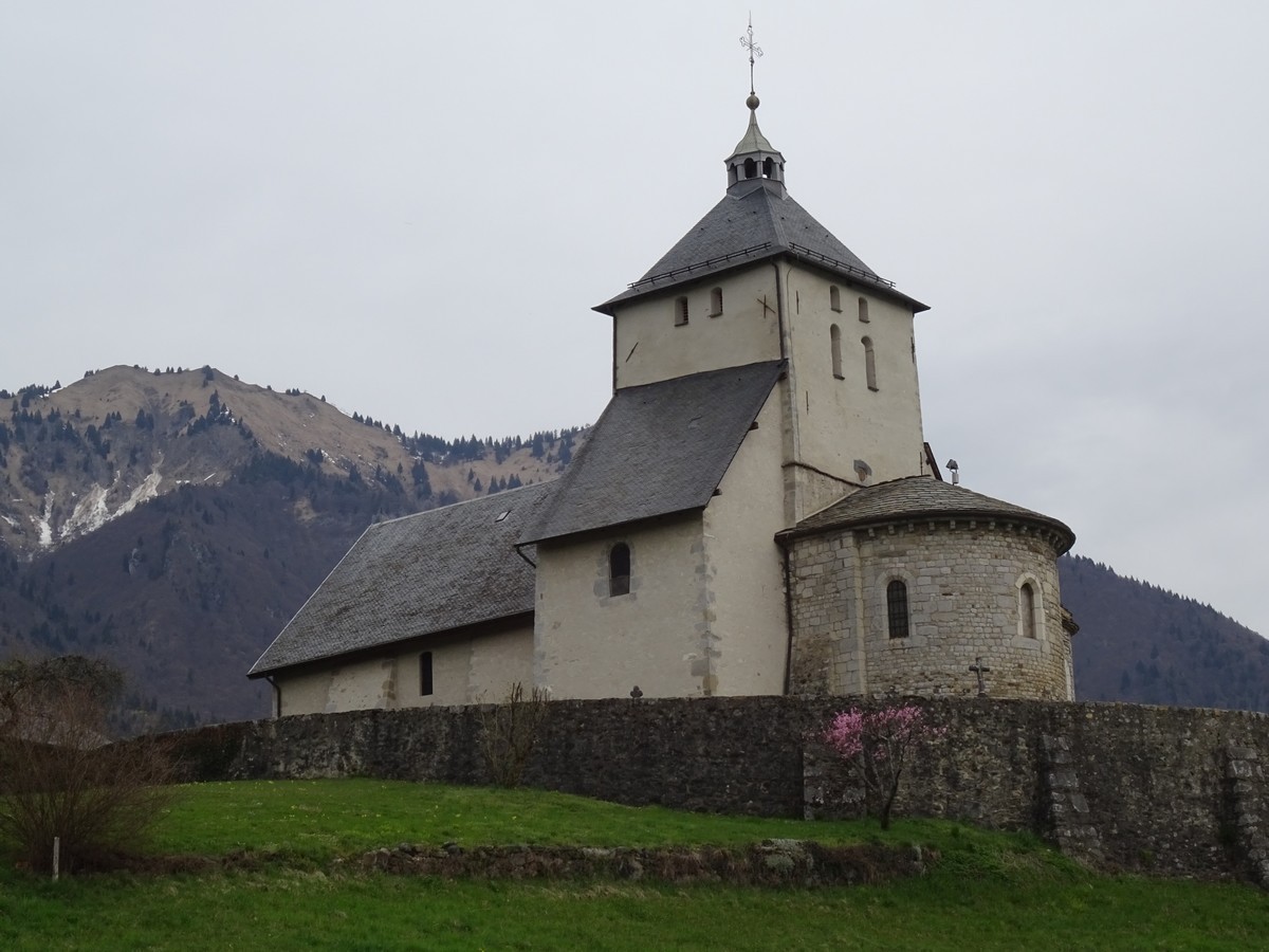 Église romane de Cléry et au fond le Parc du Mouton