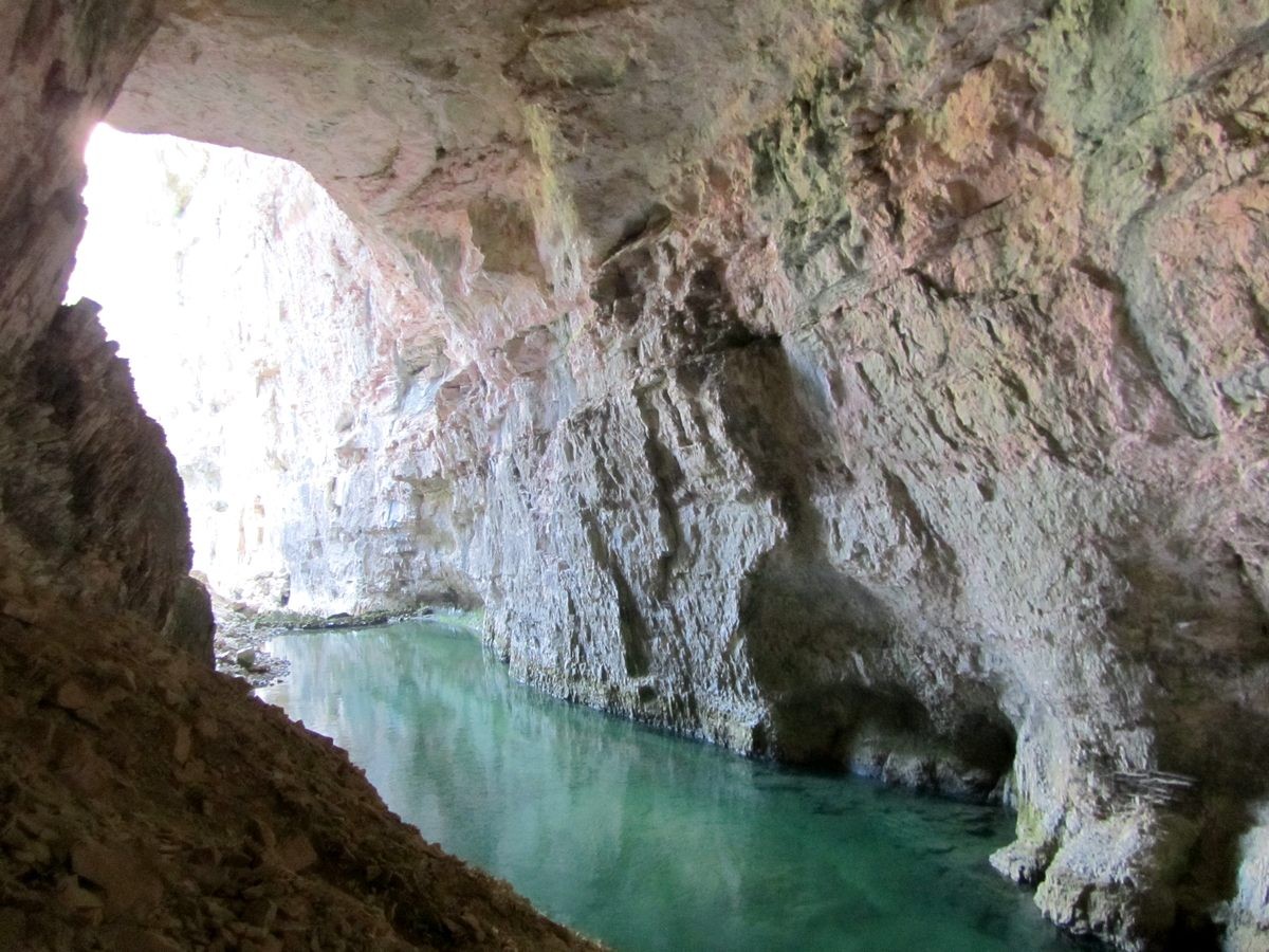 Le lac à l'entrée de la grotte.