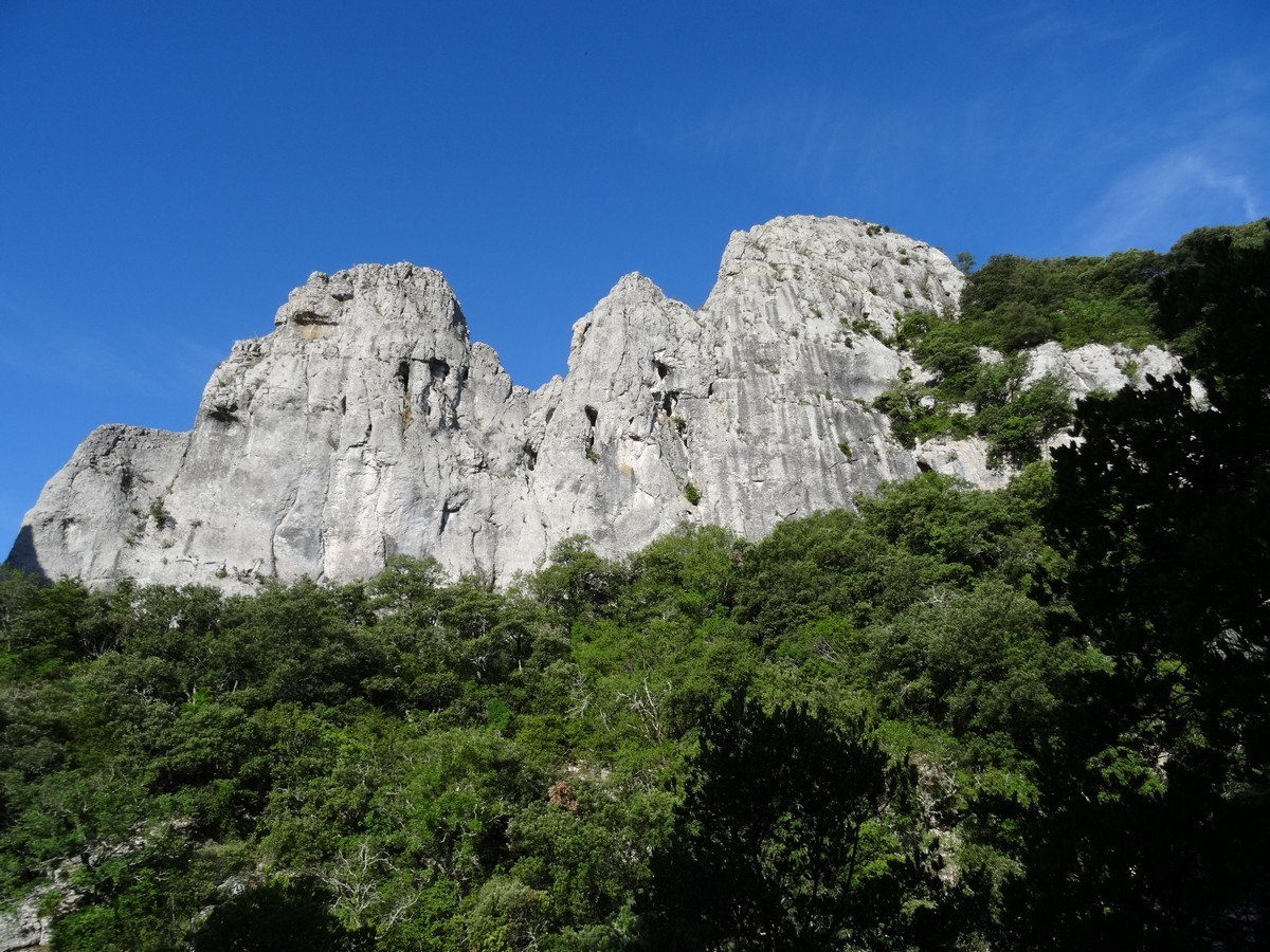 Barre calcaire, sans nom, mais connue des grimpeurs.