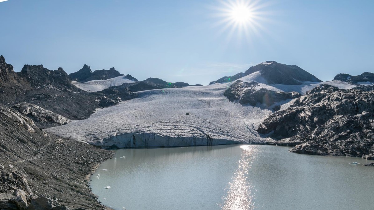 La pointe Francesetti (à droite) qui domine les glacier et lac du Grand Méan