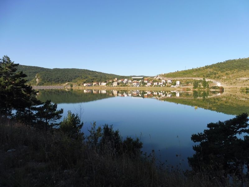 Le village de Nagore et son lac vu de la rive gauche.
