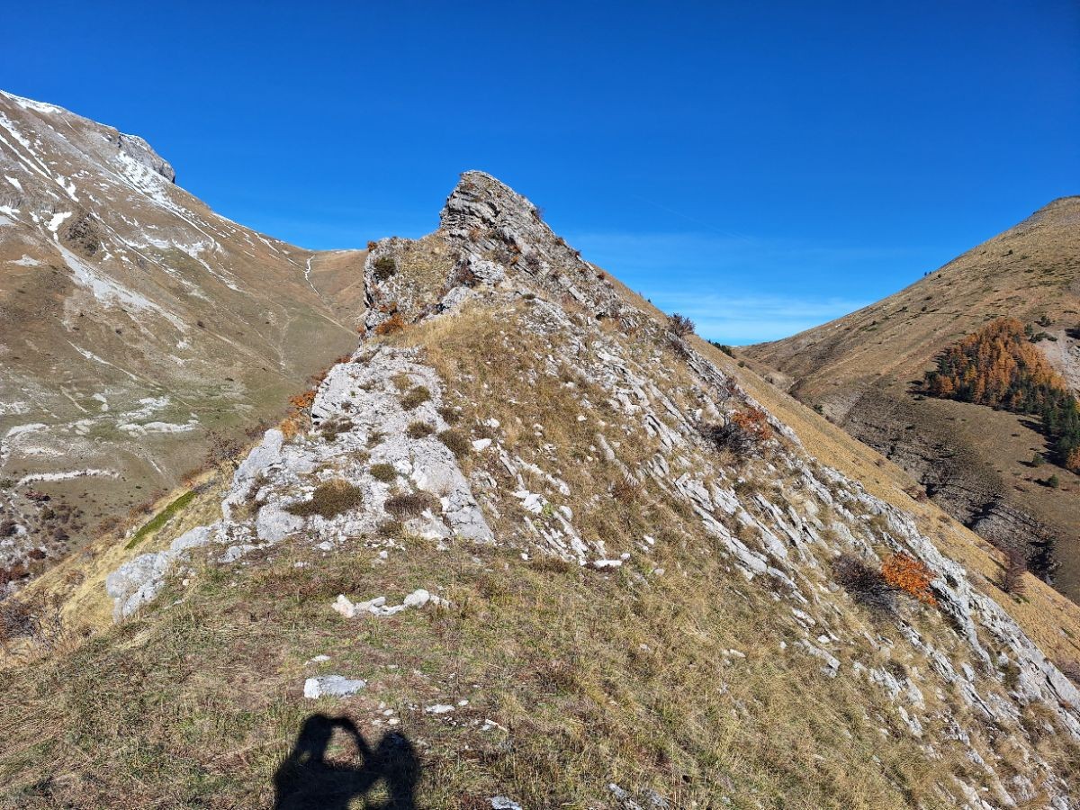 Sur la crête de Blache Coq, avec le sommet au fond à gauche, et le Col de Chétive à droite