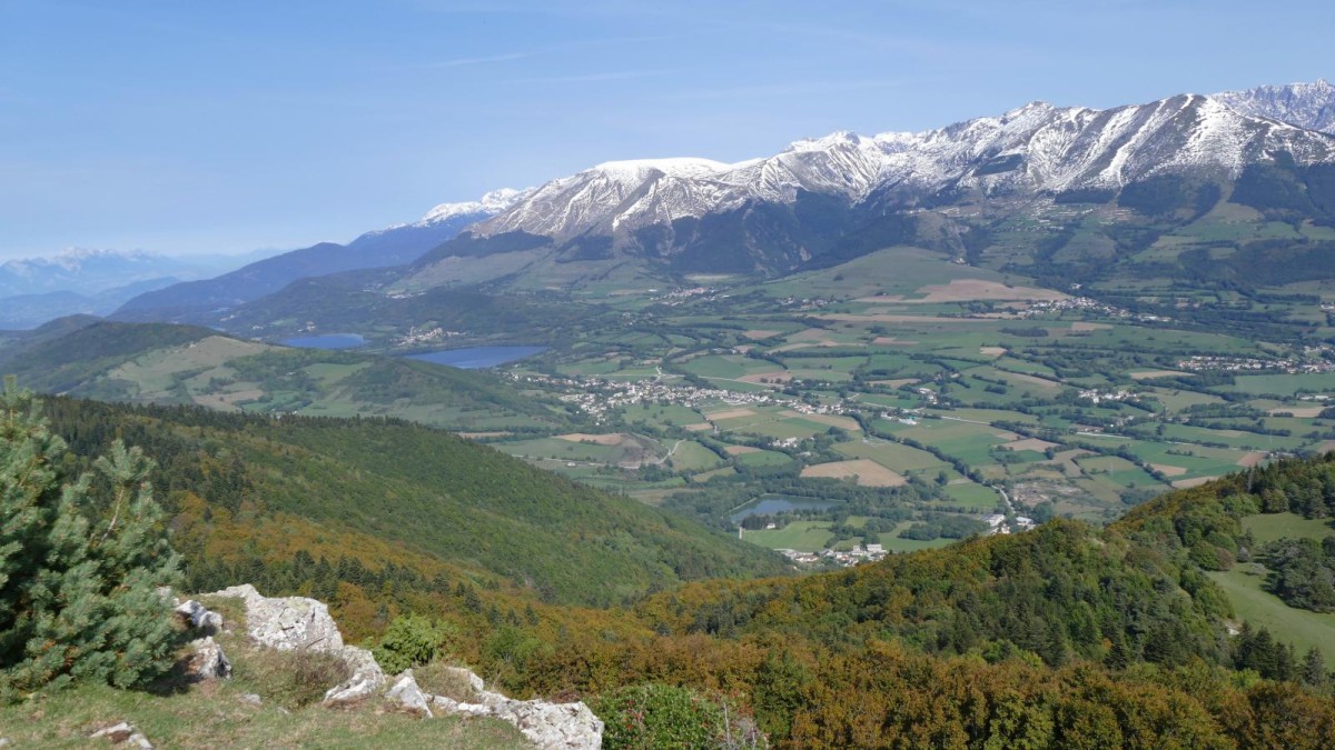 En cours de descente, une partie du vaste panorama depuis Pierre Plantée.