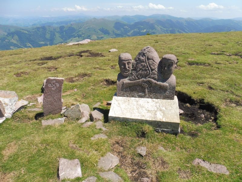 La stèle des montagnards au sommet de l'Autza