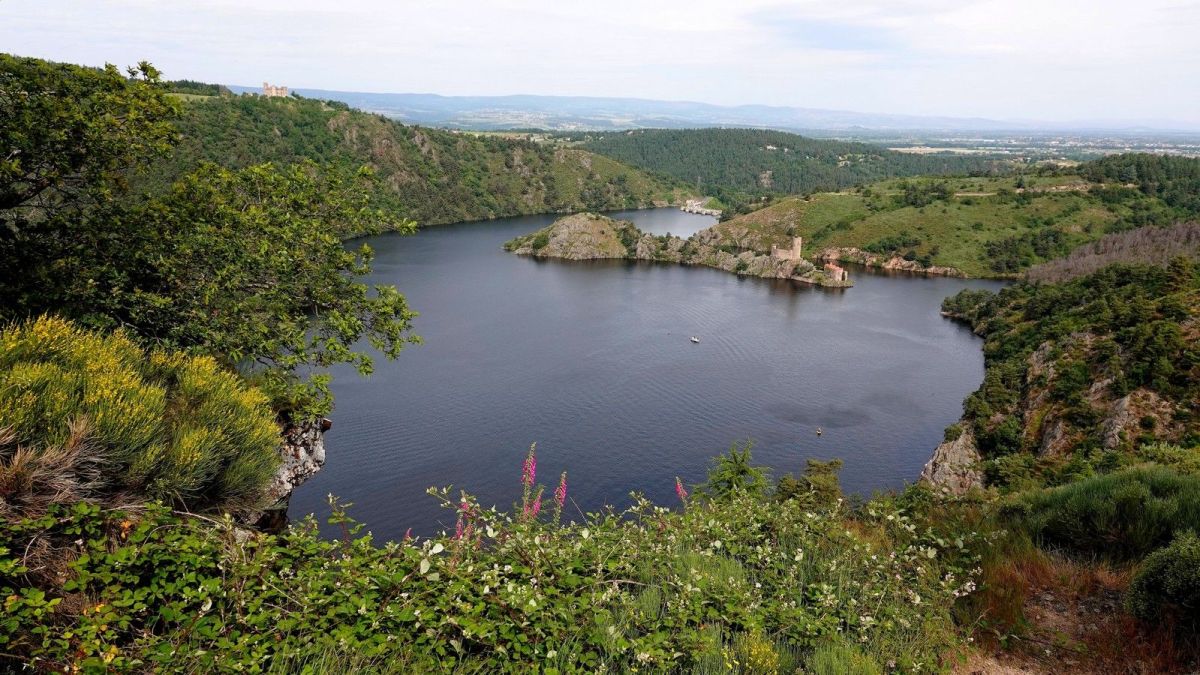 Sur la corniche, Essalois perché à gauche, Grangent sur l'île au centre