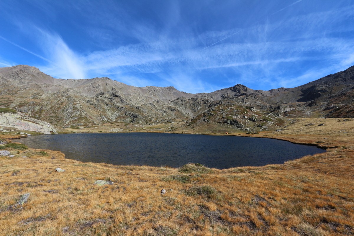 Le Rocher de la Grande Tempête (au centre) et le lac de la Cula.