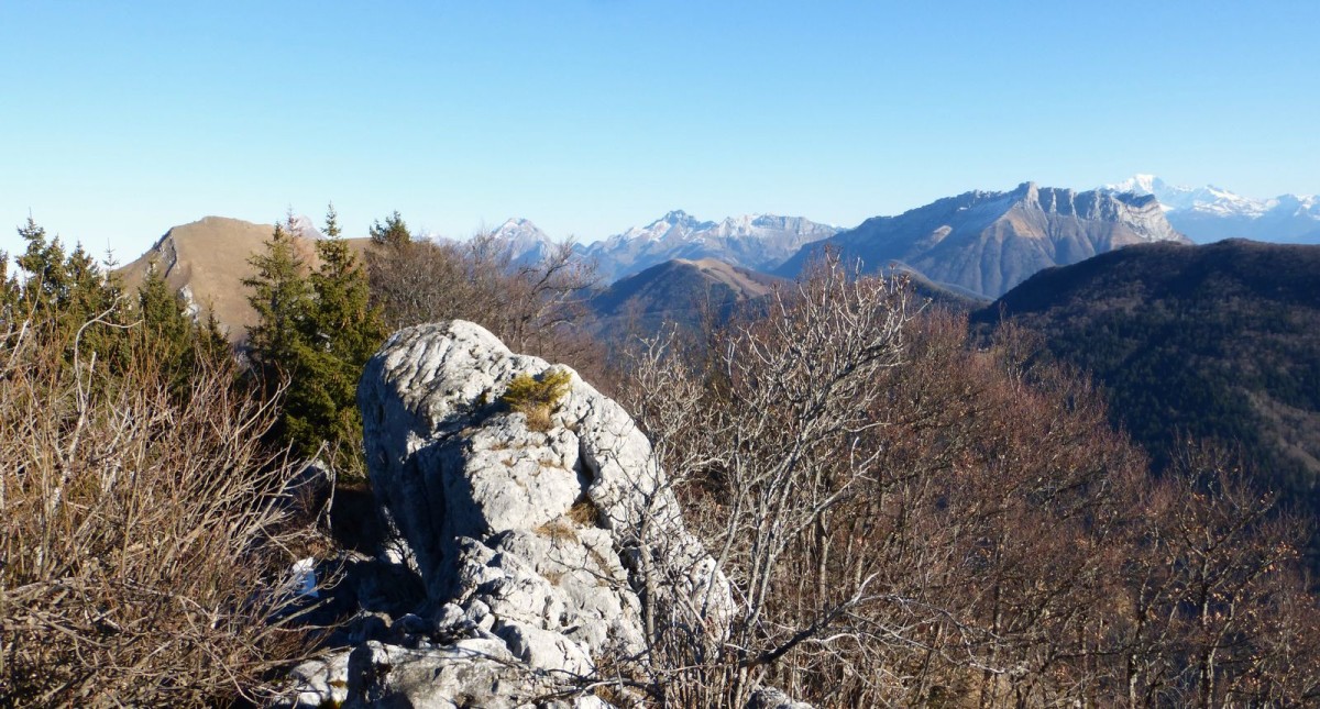 Au sommet : vue sur les Bauges, le Mont Blanc
