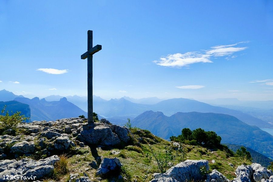 Croix sommitale sur les hauteurs du Lac d'Annecy