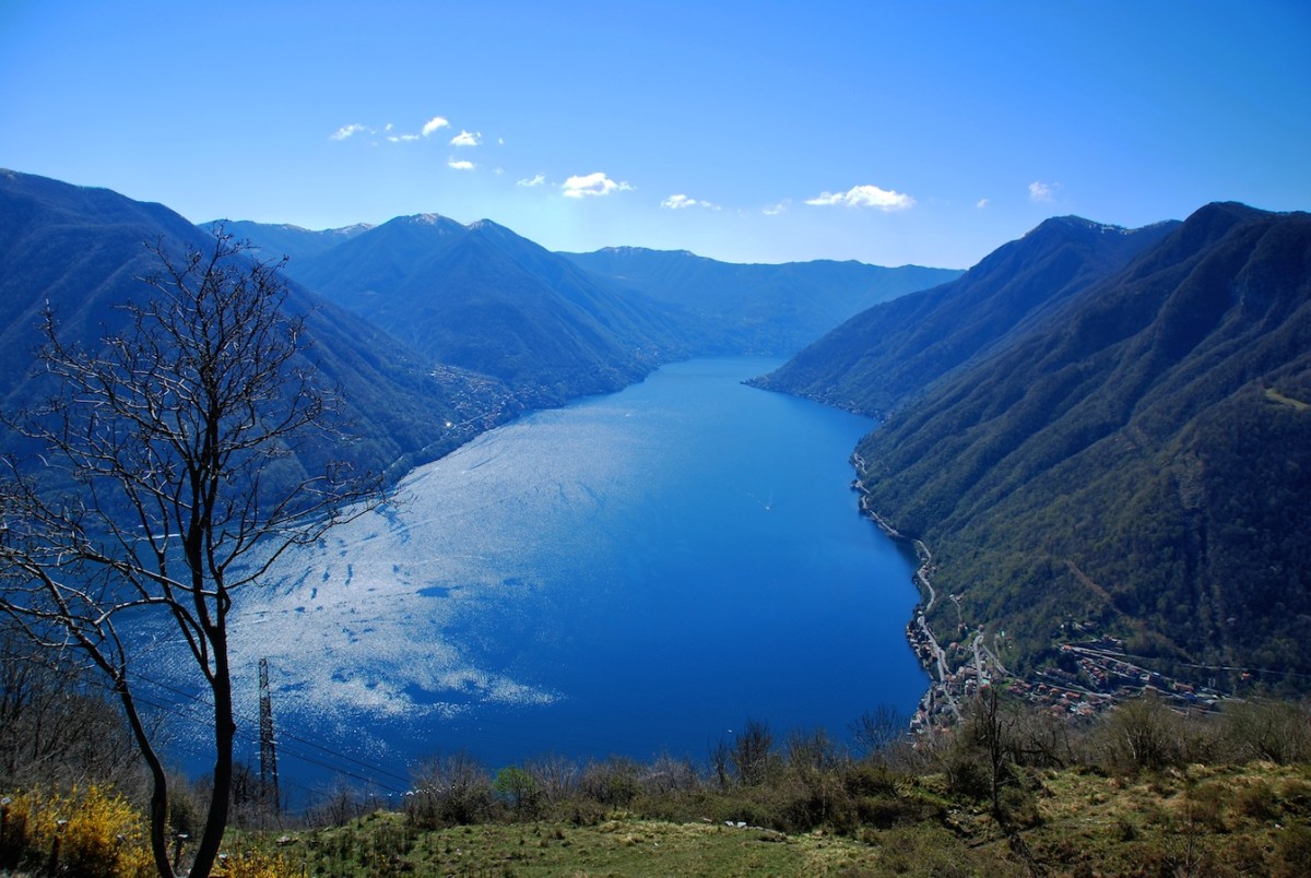 Le lac de Côme et le massif des Grignes sur la gauche