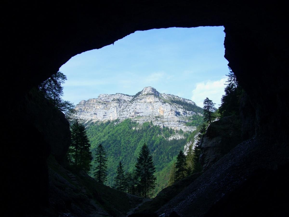 De l'entrée de la Grotte du Guiers Vif, en face des rochers de Fouda Blanc et Fitta