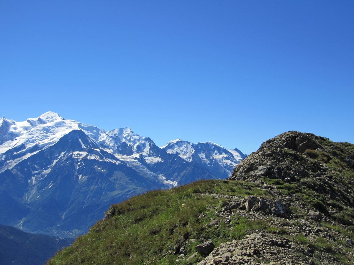 Le sommet sur fond de Mont Blanc.