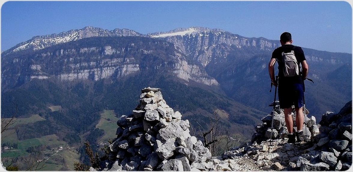 Du 2è belvédère, regard sur le Rocher du Lorzier et le Rocher de Chalves.