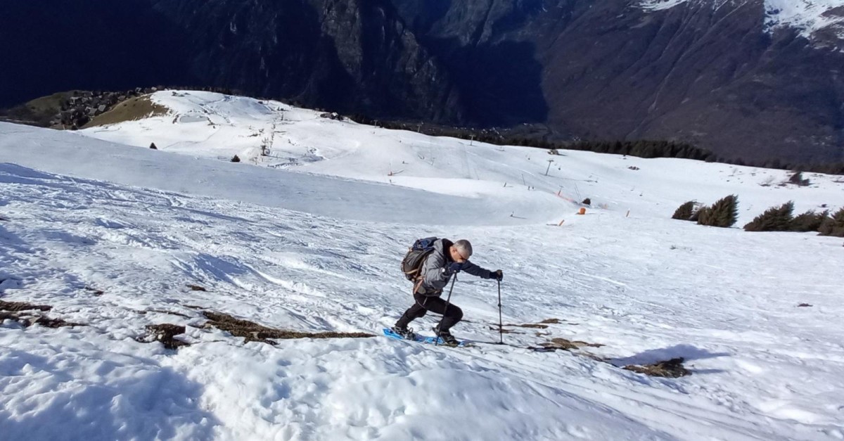 Raide montée enneigée vers la Grande Sure