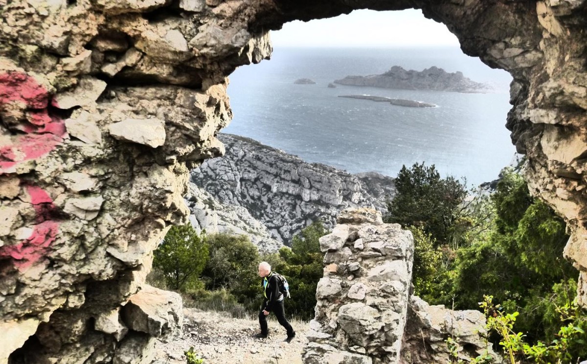 Photo prise des ruines sous le sommet de Marseilleveyre