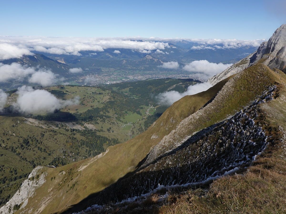 Une belle journée d'automne au-dessus des nuages bas...