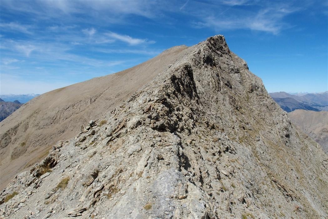 Regard en arrière vers le sommet du Cimet lors de la descente vers les lacs