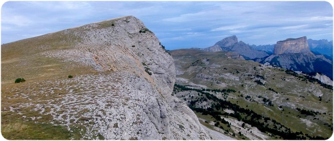 Pendant le parcours, regard sur le Sommet de la Montagnette, dominant le Mont Aiguille et le Grand Veymont.