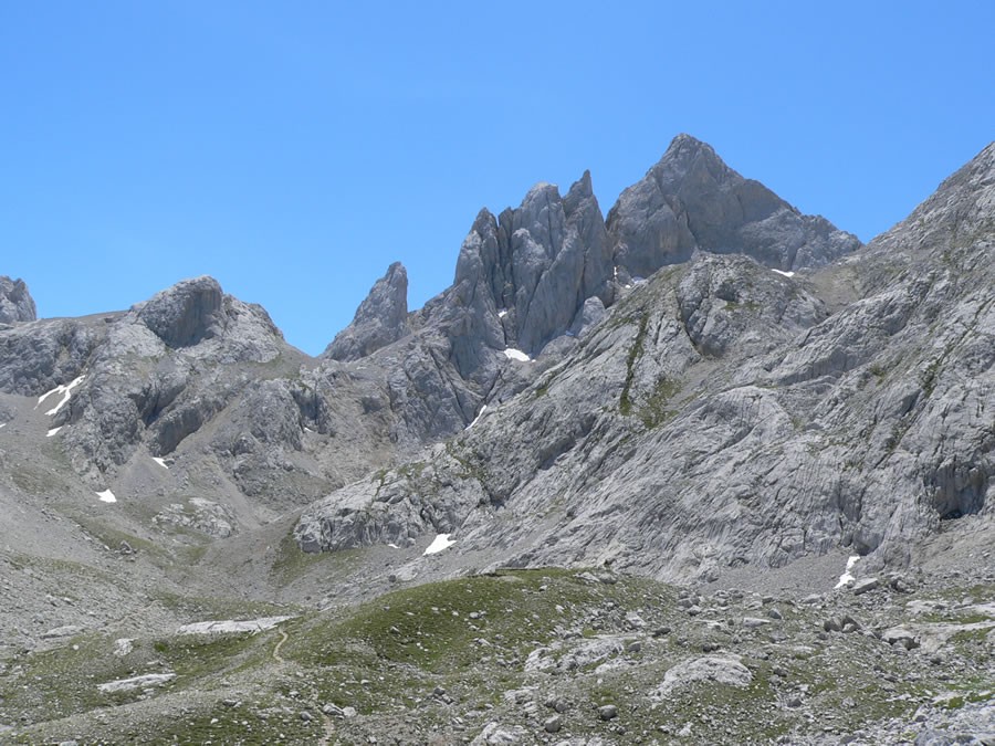 Pico de los Cabrones (2558m).