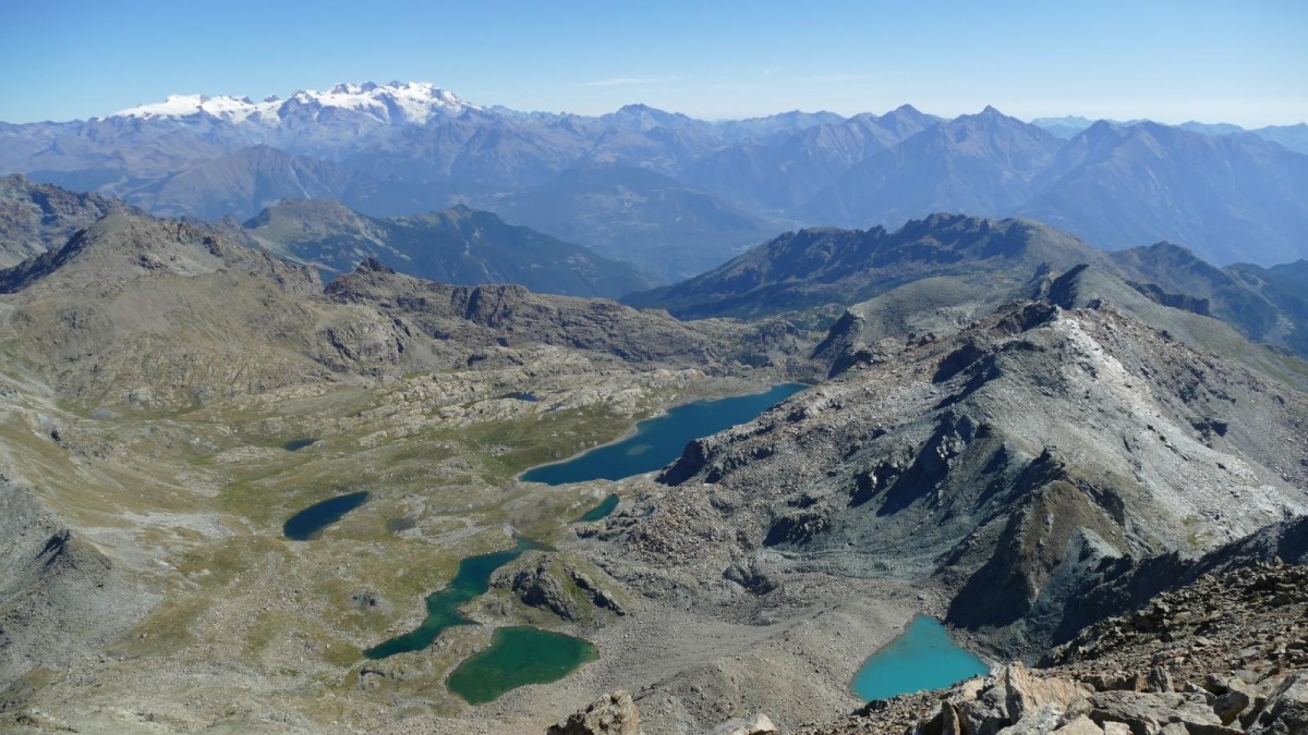 La magnifique vue, depuis le sommet du Mont Glacier, sur les lacs du versant Champdepraz,