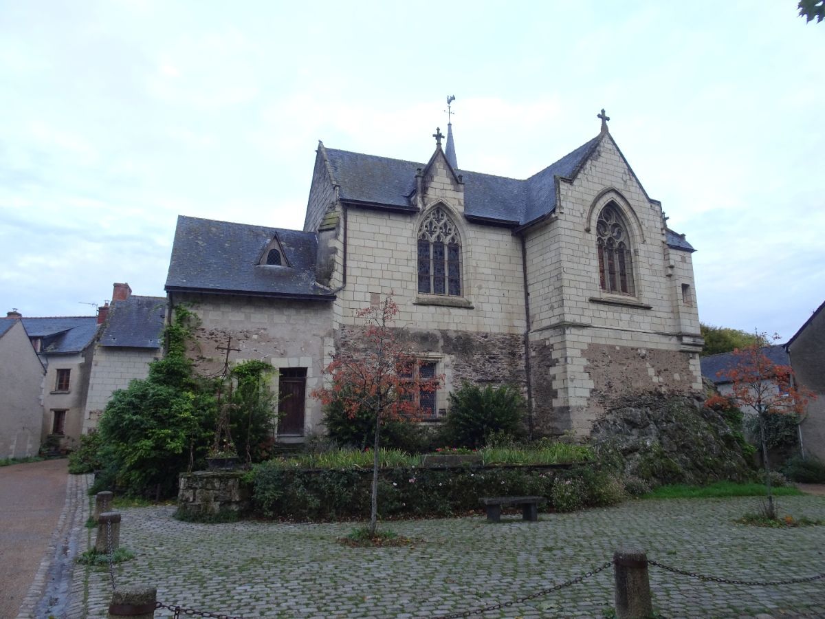 L'église de Béhuard construite sur son rocher