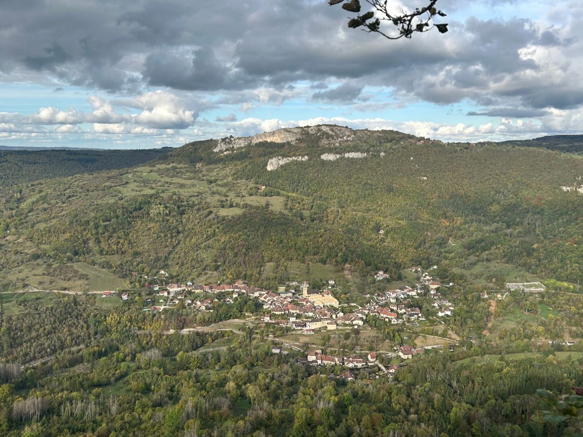 La tonsure du Moine de la Vallée offre une vue bien dégagée sur le village de Mouthier, blotti au pied de la Roche de Hautepierre