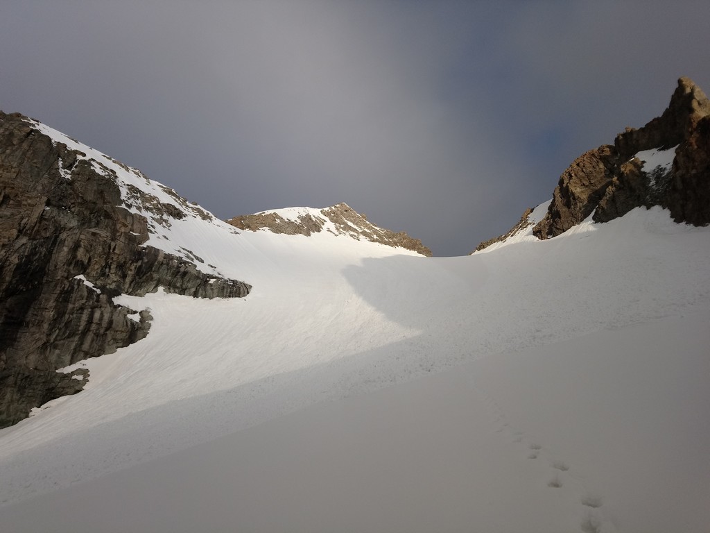 Le sommet depuis le glacier d'accès, le temps se bâche déjà, il faut faire vite...