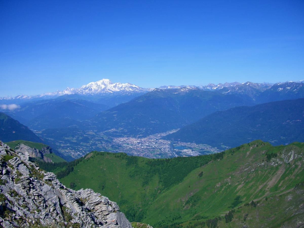 Du Pécloz, le Mont Blanc domine l'arête de la Pointe de la Fougère à celle de Chamosseran