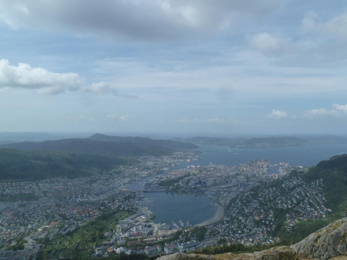 Bergen, dans son écrin, entouré de ses 7 montagnes.