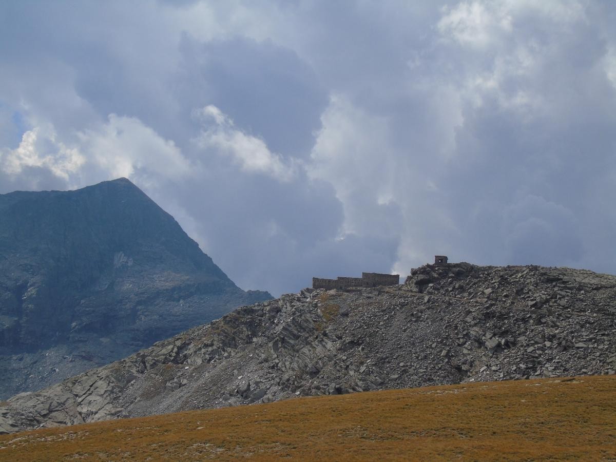 Le fort Malamot devant le Mont Giusalet, magique non ?