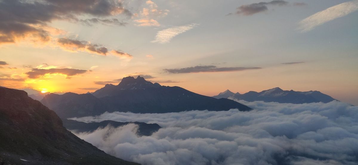 Un lever de soleil au-dessus de nuages