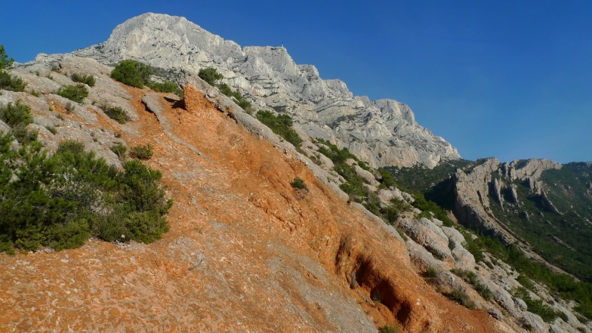 Montagne Sainte-Victoire et marne rouge.