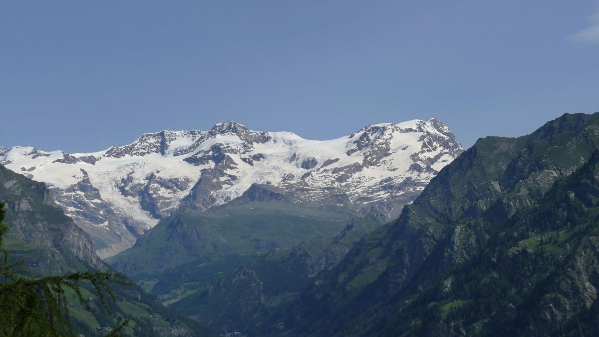 Très belle vue sur les hauts sommets du massif du Mont Rose, en montant au Col Ranzola.