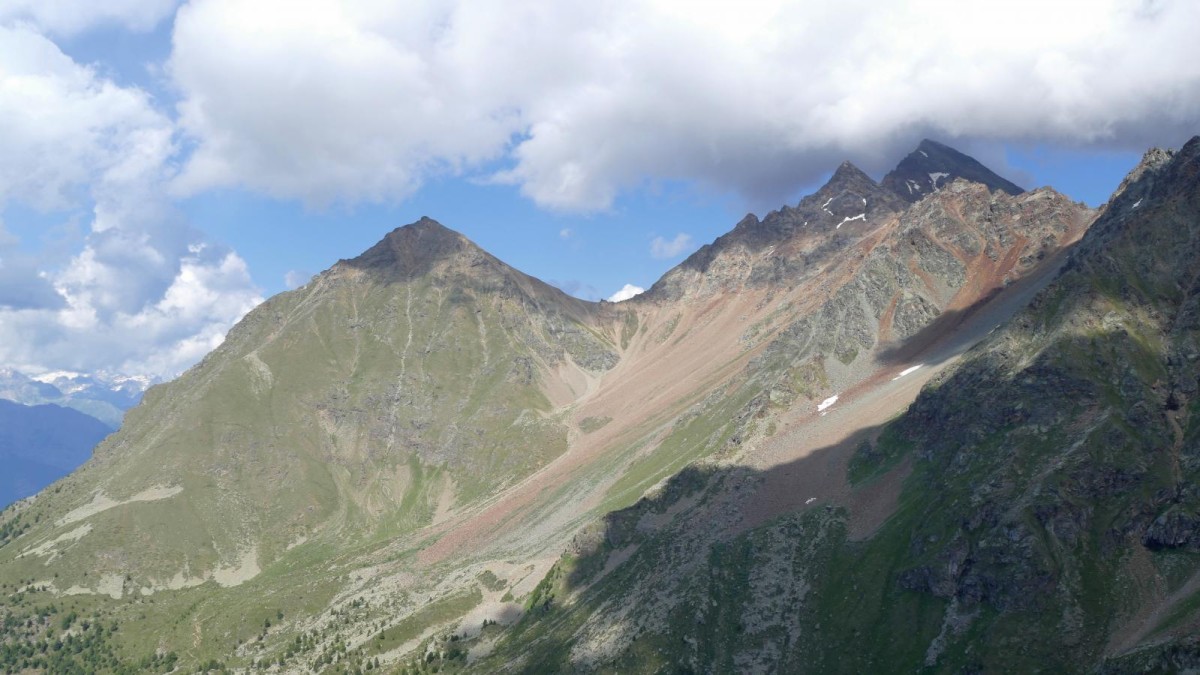 Becca di Nona à gauche, col Carrel sur sa droite et Mont Emilius tout à droite.