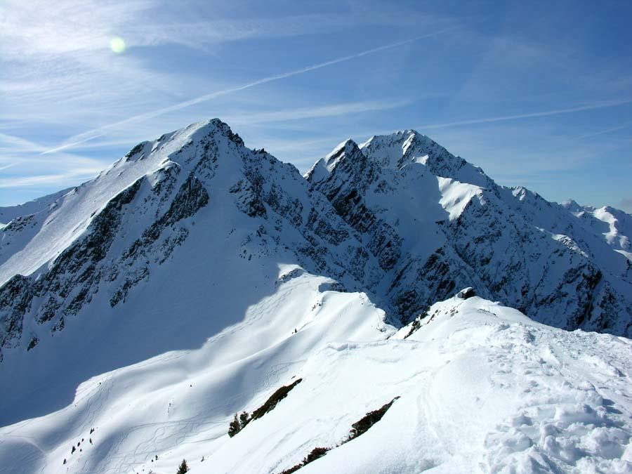 Du sommet, vue sur le col, la Légette (faces est et nord) et le Mont Mirantin