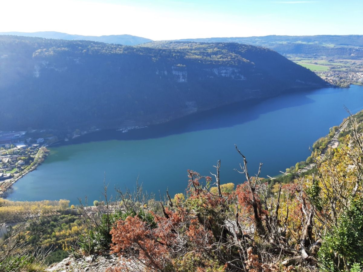 Vue plongeante sur le lac de Nantua