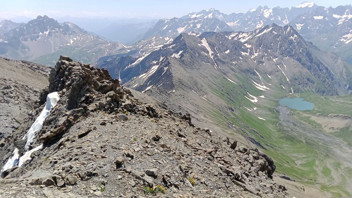 Vue sur le lac du Goléon du sommet de l'Aiguille d'Argentière