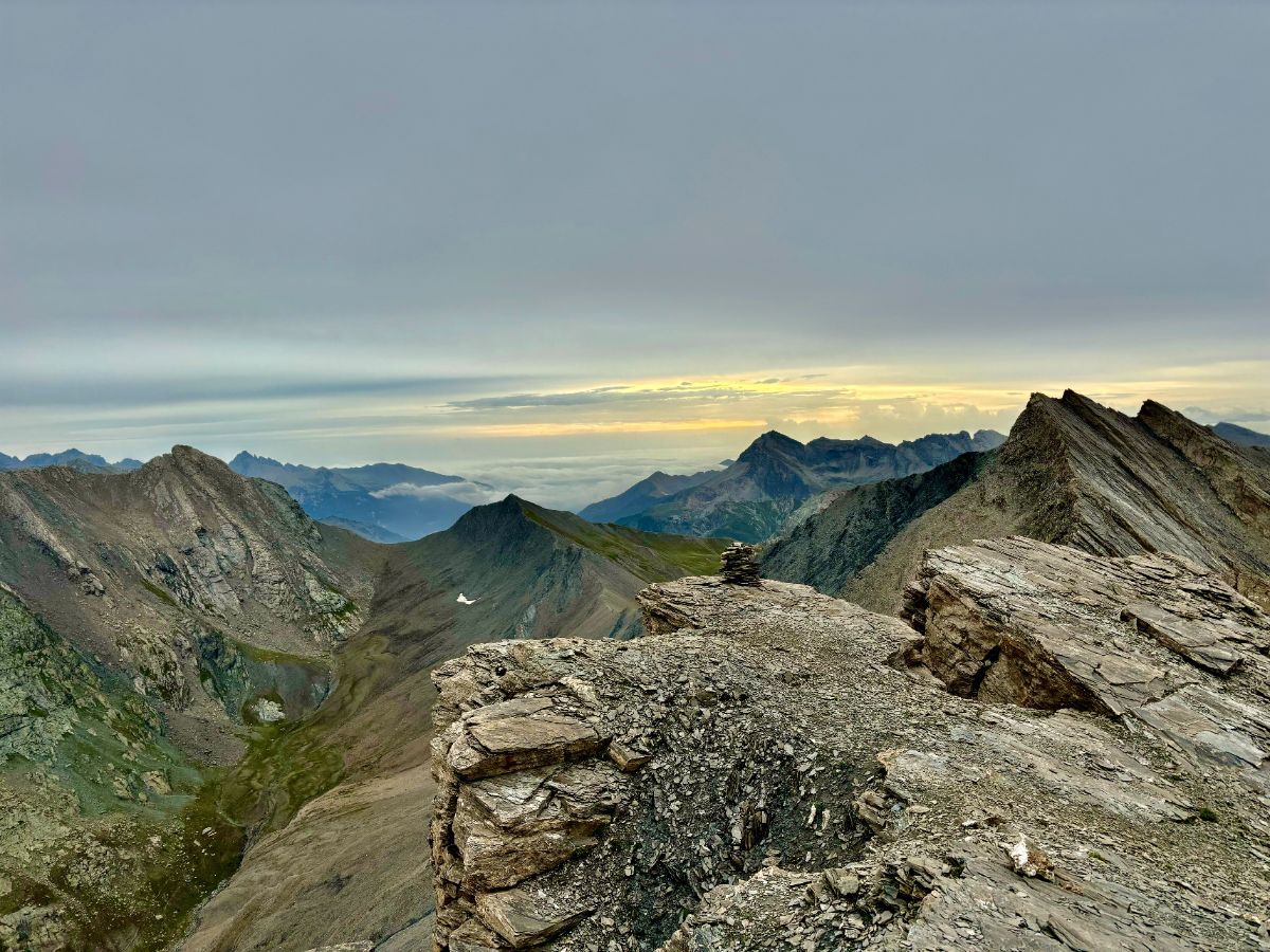 Vue depuis la brèche en montant à la Dent Nord-Ouest