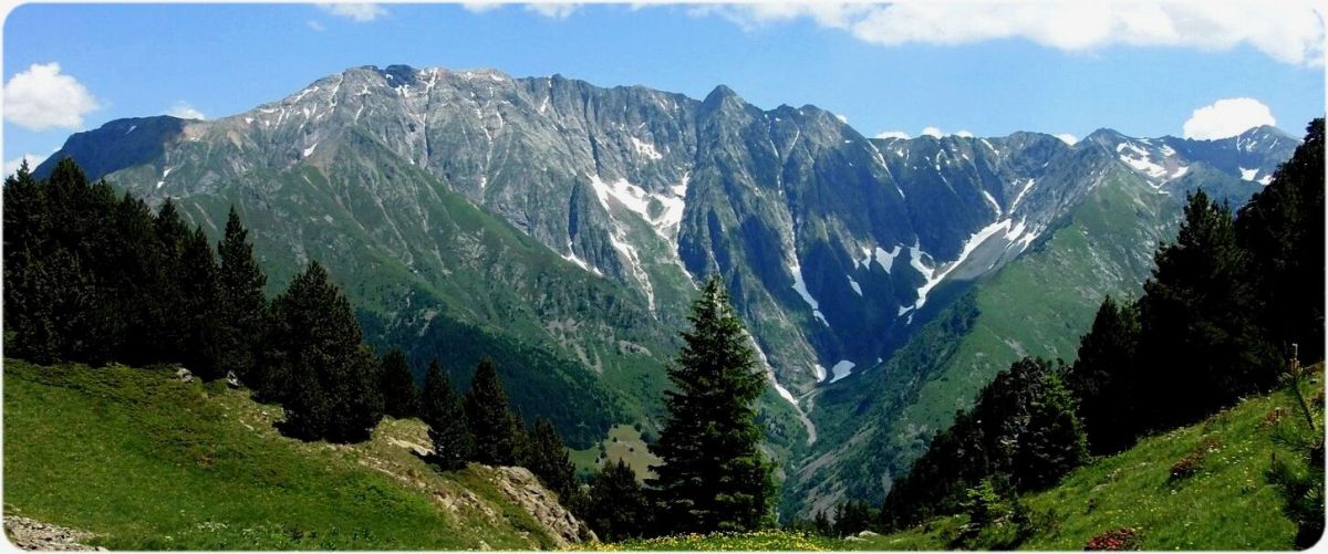 Descente vers le Col de la Chinarde, face à la chaîne de l'Armet.