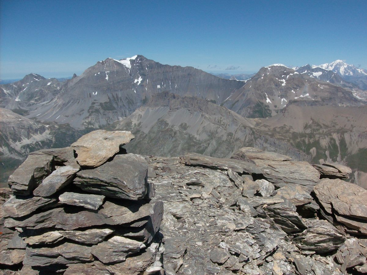 Le sommet avec vue sur la Grande Casse, la Grande Motte et le Mont Blanc.