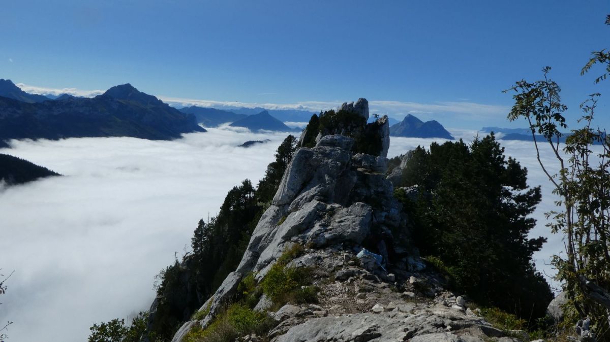 Quelques sommets émergent, vue jusqu'à la Chaine de Belledonne, le Granier ... 