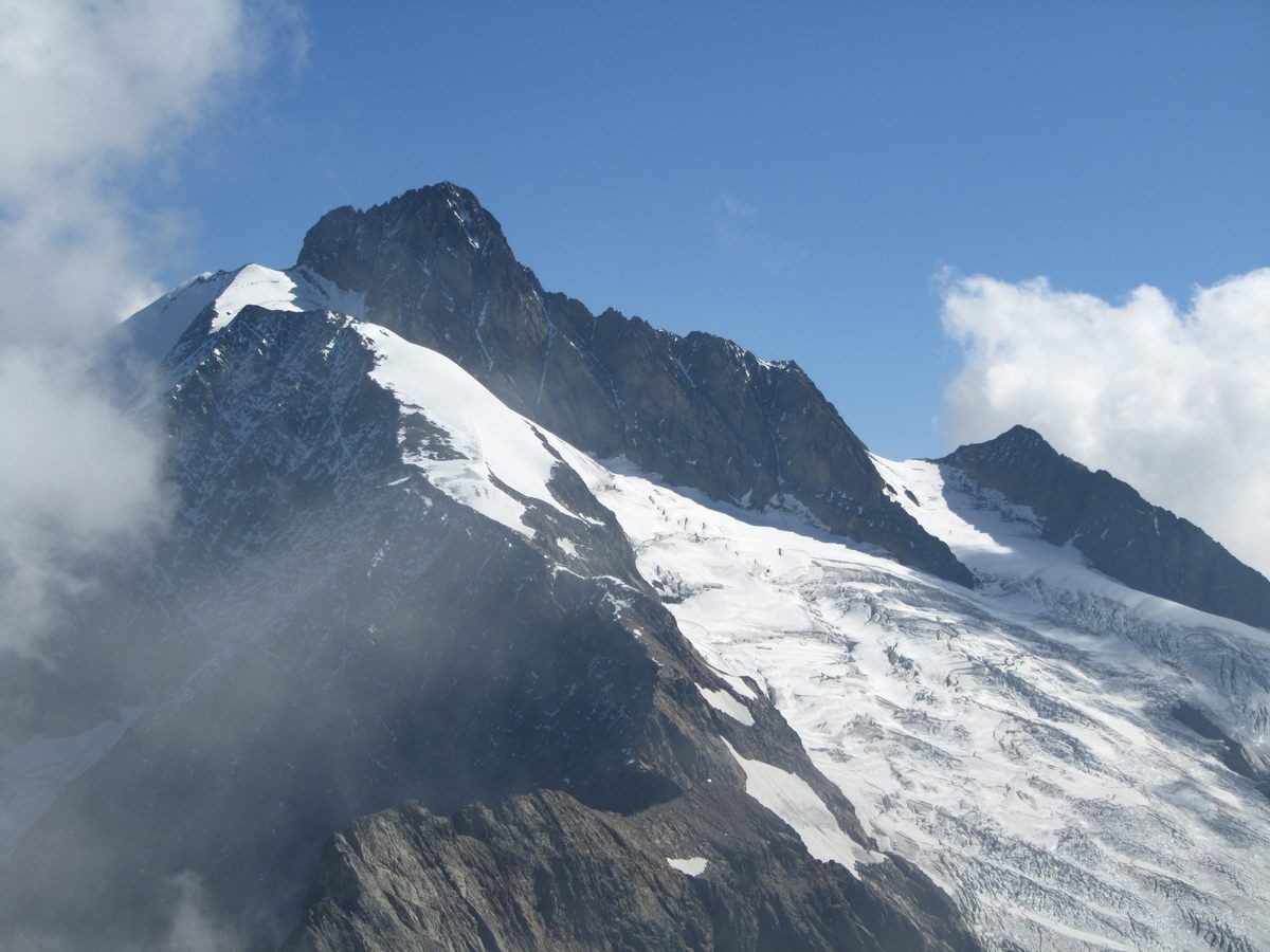 A gauche, l'arête des Lanchettes, à droite le glacier des Glaciers.