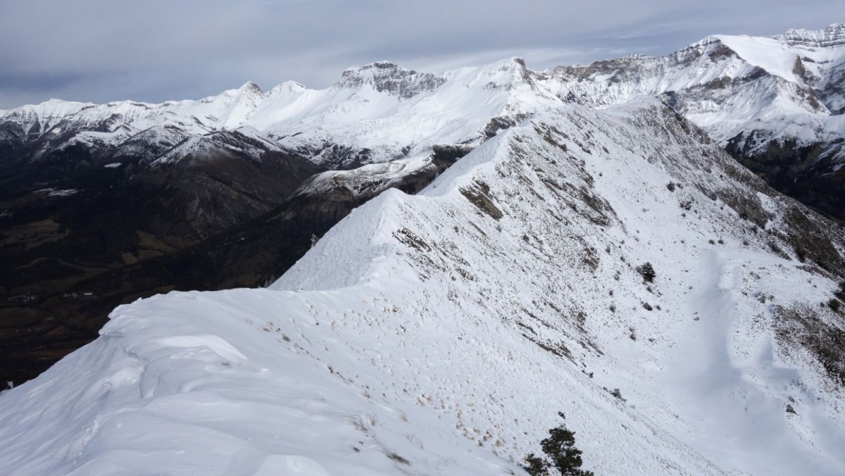 Crête sommitale de la montagne de l'Ubac vers le sommet de Grisonnière.