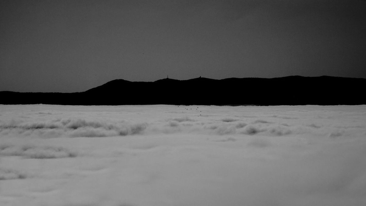 Vol de corneilles en rases-nuages devant le Pilat