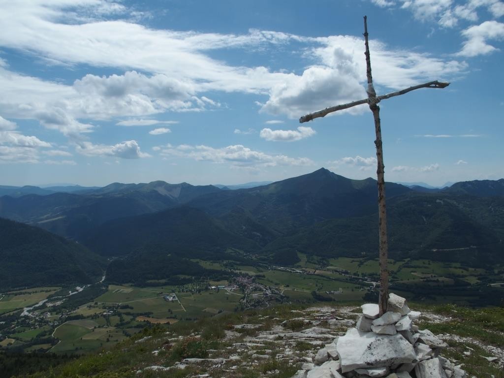 Lus-la-Croix-Haute, vu de la haute croix du sommet de Clairet.
