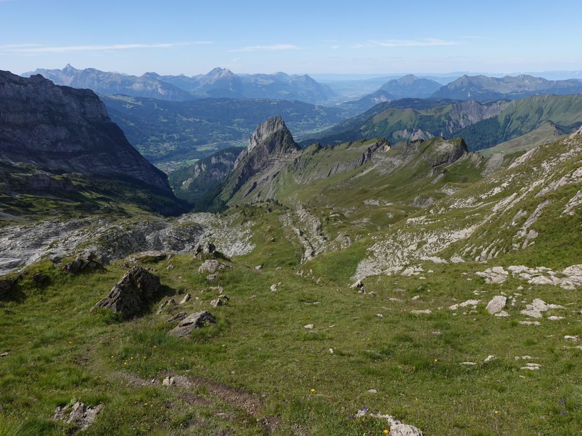 Entre de magnifiques vallons verdoyants...