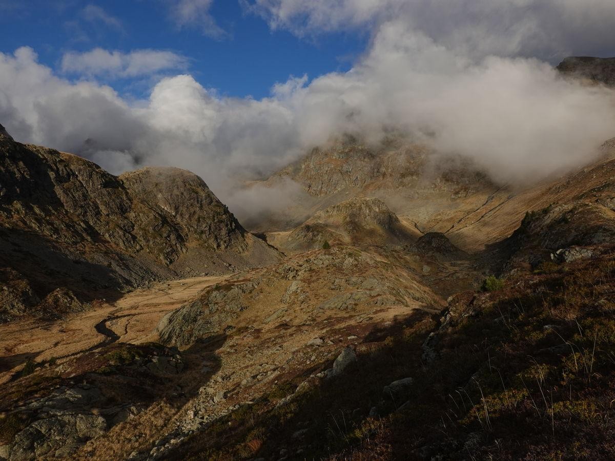 Une fin de journée sur le plateau de la Pra, où soleil et nuages se disputent le paysage...